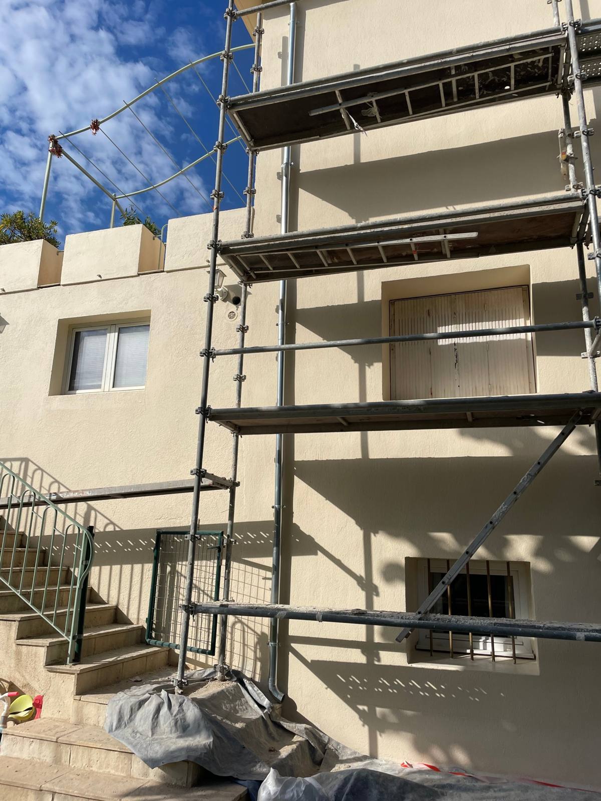 Façade en rénovation sous échafaudage