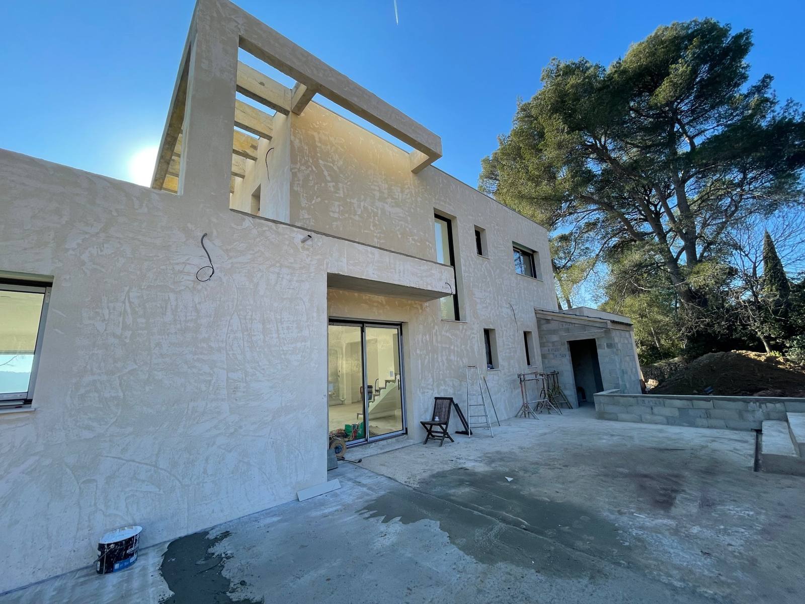 Angle de villa avec débord béton